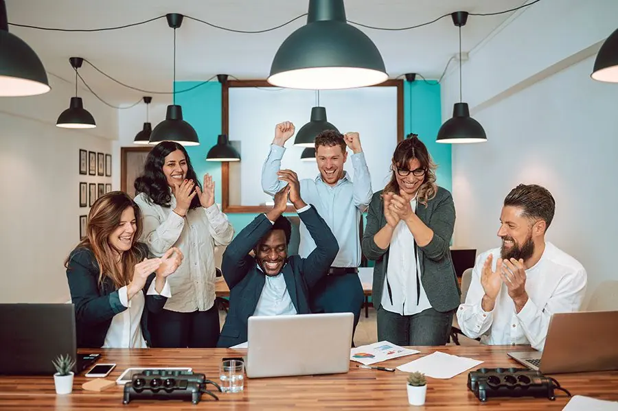 Das Team von Stockwerk Media bei der Projektarbeit