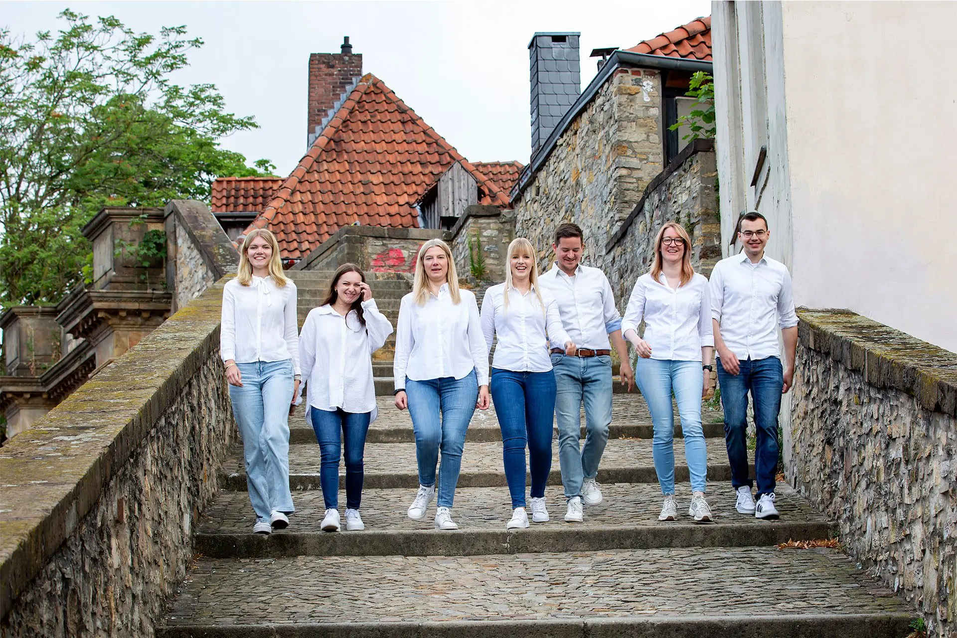 Das Team von Stockwerk Media im Treppenhaus